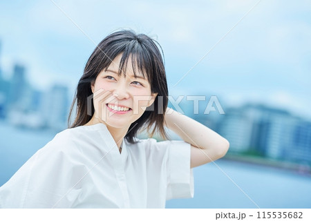 若い女性の屋外ポートレート 115535682