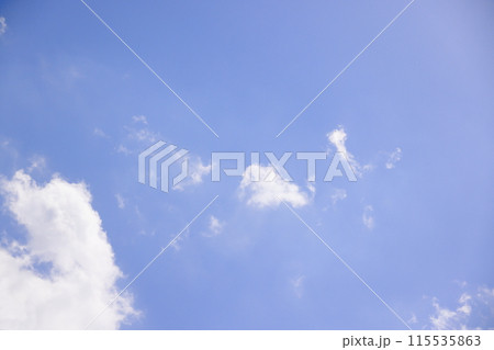 雲のある青空 (背景素材） 115535863