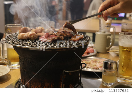 七輪の焼肉、煙がモクモク 七輪の焼肉、煙がモクモク 115537682