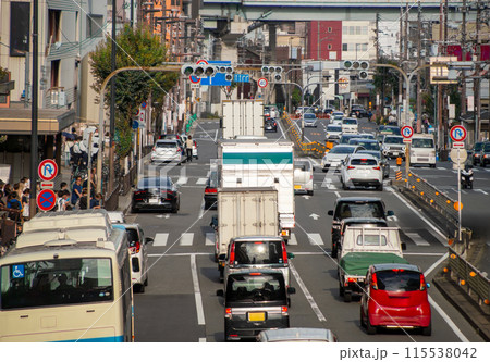 混雑する都会の道路 混雑する都会の道路 115538042
