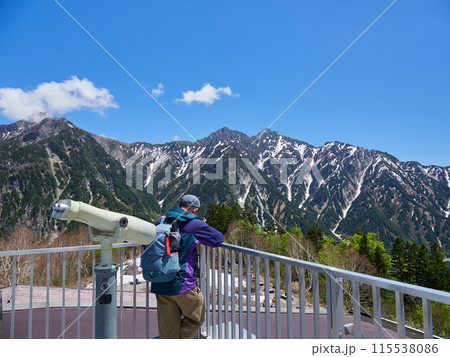 初夏の立山黒部アルペンルートの展望台の観光客の姿 初夏の立山黒部アルペンルートの展望台の観光客の姿 115538086