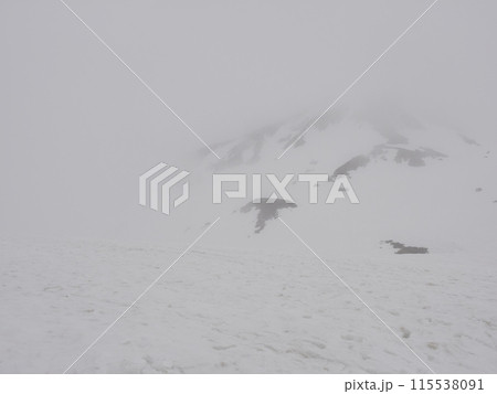 曇りの天気の立山黒部アルペンルートの室堂の雪景色 曇りの天気の立山黒部アルペンルートの室堂の雪景色 115538091