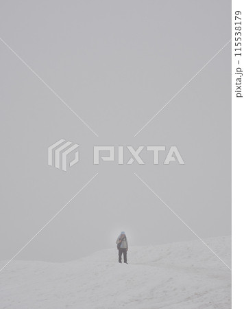 曇り天気の立山黒部アルペンルートの室堂で雪山を散歩する観光客の姿 115538179