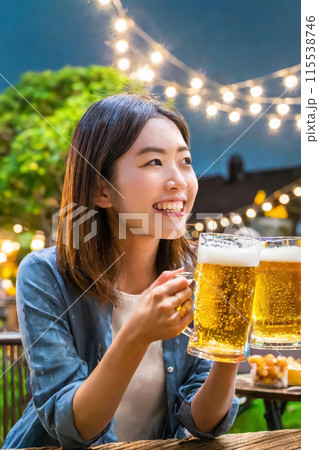 ビアガーデンでジョッキのビールを飲む女性 115538746