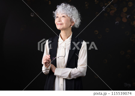 シニアメンターとして退職後のセカンドキャリアを充実させる60代女性 シニアメンターとして退職後のセカンドキャリアを充実させる60代女性 115539074