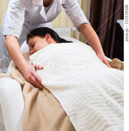 Masseur covers Woman 115539386