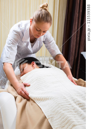 Masseur covers Woman Masseur covers Woman 115539388