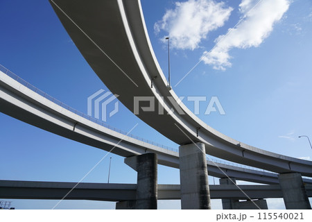 青空と高架道路 青空と高架道路 115540021