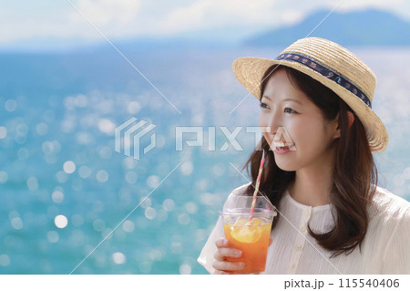 夏の海とトロピカルドリンクを持った若い女性 夏の海とトロピカルドリンクを持った若い女性 115540406