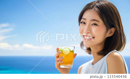 夏の海とトロピカルドリンクを持った若い女性 115540436