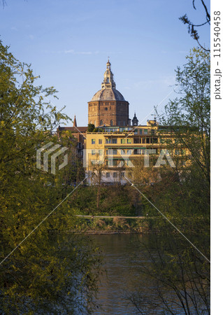 Wonderful view of Duomo di Pavia (Pavia Cathedral) in Pavia at sunny day 115540458
