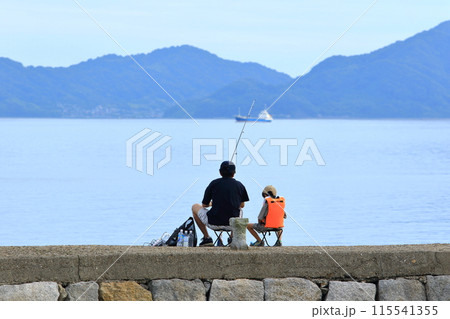 土曜日の海辺の風景 115541355