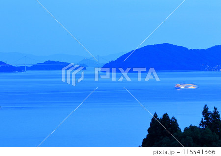 夕暮れ時の瀬戸内海をゆっくり航海する客船 115541366