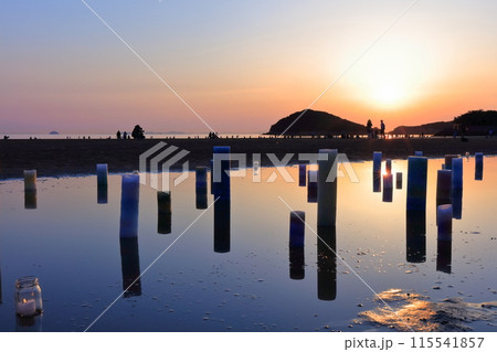 【香川県】夕暮れの父母ヶ浜(瀬戸内の天空の鏡)夕日の絶景で知られる観光名所 【香川県】夕暮れの父母ヶ浜(瀬戸内の天空の鏡)夕日の絶景で知られる観光名所 115541857