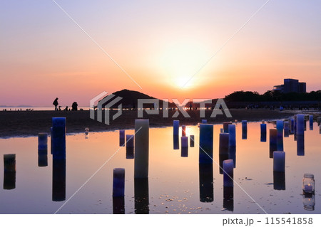 【香川県】夕暮れの父母ヶ浜(瀬戸内の天空の鏡)夕日の絶景で知られる観光名所 【香川県】夕暮れの父母ヶ浜(瀬戸内の天空の鏡)夕日の絶景で知られる観光名所 115541858