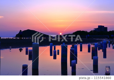 【香川県】夕暮れの父母ヶ浜(瀬戸内の天空の鏡)夕日の絶景で知られる観光名所 【香川県】夕暮れの父母ヶ浜(瀬戸内の天空の鏡)夕日の絶景で知られる観光名所 115541860
