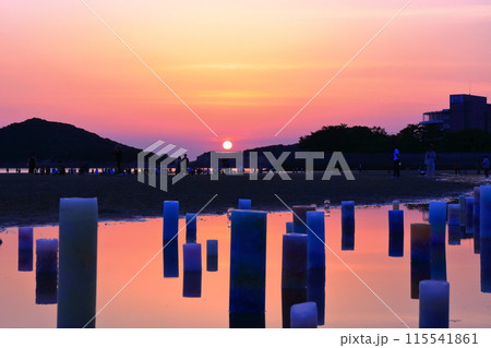【香川県】夕暮れの父母ヶ浜(瀬戸内の天空の鏡)夕日の絶景で知られる観光名所 115541861