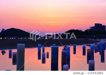 【香川県】日没の父母ヶ浜(瀬戸内の天空の鏡)夕日の絶景で知られる観光名所 【香川県】日没の父母ヶ浜(瀬戸内の天空の鏡)夕日の絶景で知られる観光名所 115541862