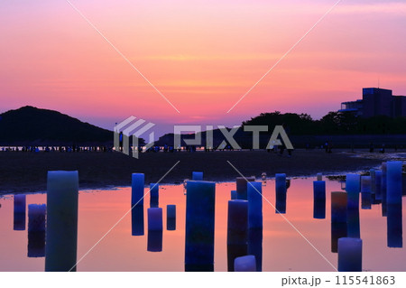 【香川県】日没の父母ヶ浜(瀬戸内の天空の鏡)夕日の絶景で知られる観光名所 115541863