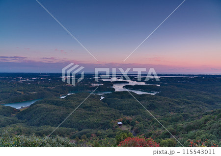 【伊勢志摩 横山展望台より英虞湾の風景 (夕刻)】 三重県志摩市阿児町鵜方 115543011