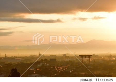 朝の弥彦大鳥居（新潟県）	 115543089