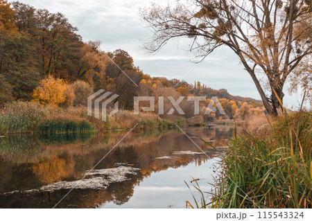 Scenic Riverside with Autumn Trees Reflectionsの写真素材 [115543324] - PIXTA