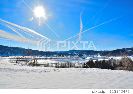 塩殿の雪原と信濃川(新潟県) 塩殿の雪原と信濃川(新潟県) 115543472