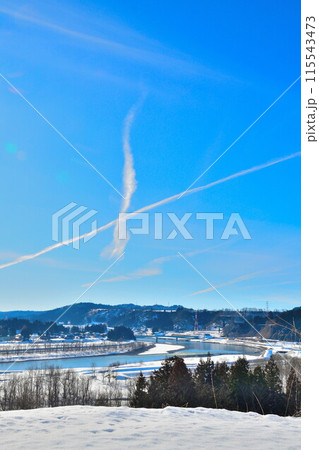 塩殿の雪原と信濃川(新潟県) 塩殿の雪原と信濃川(新潟県) 115543473