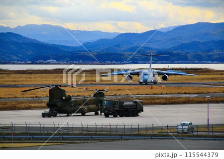 美保基地の国産大型輸送機【C-2】と大型輸送ヘリ【CH-47】 115544379