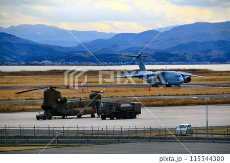 美保基地の国産大型輸送機【C-2】と大型輸送ヘリ【CH-47】 115544380