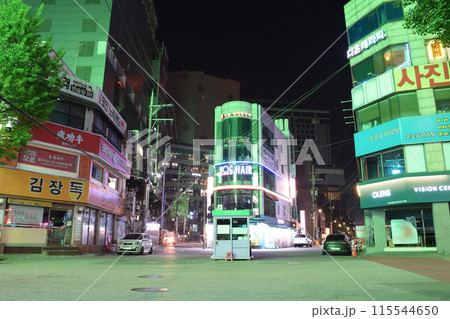 韓国ソウル 夜の弘大(ホンデ)の街並み 韓国ソウル 夜の弘大(ホンデ)の街並み 115544650