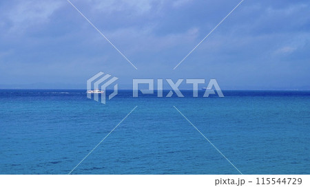 沖縄県うるま市津堅島のトゥマイ浜とフェリーくがに 沖縄県うるま市津堅島のトゥマイ浜とフェリーくがに 115544729