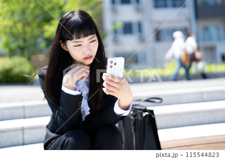 スマホを持って悩むビジネスウーマン スマホを持って悩むビジネスウーマン 115544823