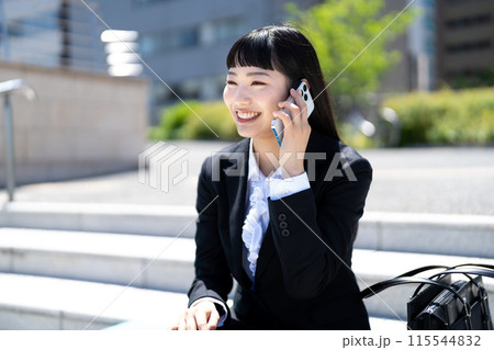 スマートフォンで通話する若い女性 115544832