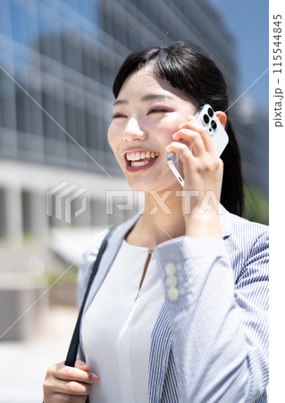 スマートフォンで通話する若い女性 スマートフォンで通話する若い女性 115544845