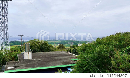沖縄県津堅島のにんじんの形をした展望台から見える風景 115544867