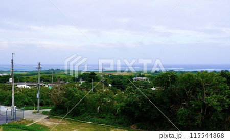 沖縄県津堅島のにんじんの形をした展望台から見える風景 115544868