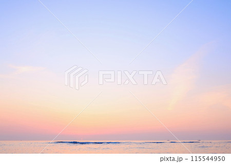 6月中旬　日の出　河原子海岸　 115544950