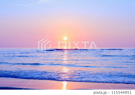 6月中旬　日の出　河原子海岸　 115544951