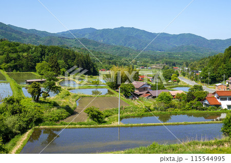 〈島根県〉奥出雲町　大原新田の棚田風景　5月 115544995