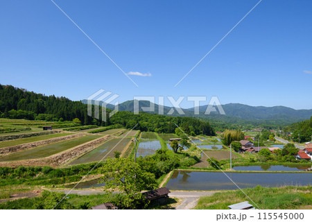 〈島根県〉奥出雲町　大原新田の棚田風景　5月 115545000