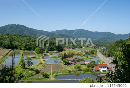 〈島根県〉奥出雲町 大原新田の棚田風景 5月 〈島根県〉奥出雲町 大原新田の棚田風景 5月 115545002