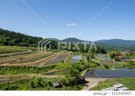 〈島根県〉奥出雲町 大原新田の棚田風景 5月 〈島根県〉奥出雲町 大原新田の棚田風景 5月 115545007