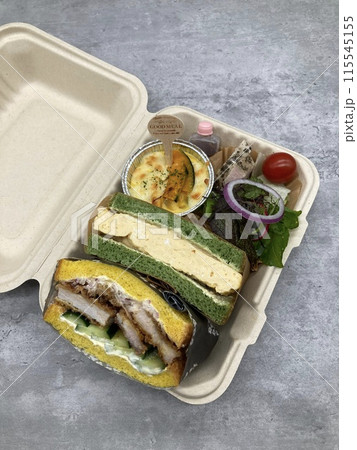 サンドイッチのテイクアウト 厚焼き卵サンドが入ったおしゃれなお弁当 サンドイッチのテイクアウト 厚焼き卵サンドが入ったおしゃれなお弁当 115545155