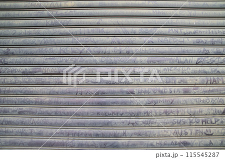 積み重ねられた屋根瓦 115545287