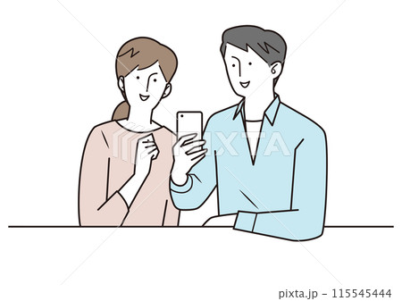スマホを見ながら会話する若い夫婦 115545444