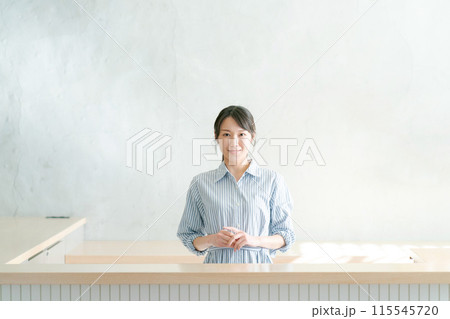 カウンターに立つ女性の写真 カウンターに立つ女性の写真 115545720