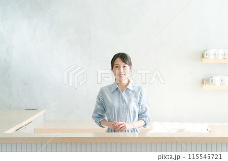 カウンターに立つ女性の写真 カウンターに立つ女性の写真 115545721