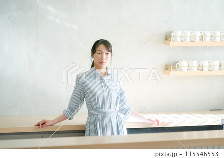 カウンターに立つ女性の写真 カウンターに立つ女性の写真 115546553