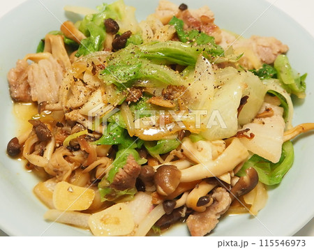 野菜炒め、妻の手作り家庭料理、家庭で楽しむ夕ご飯、幸せ家族 115546973